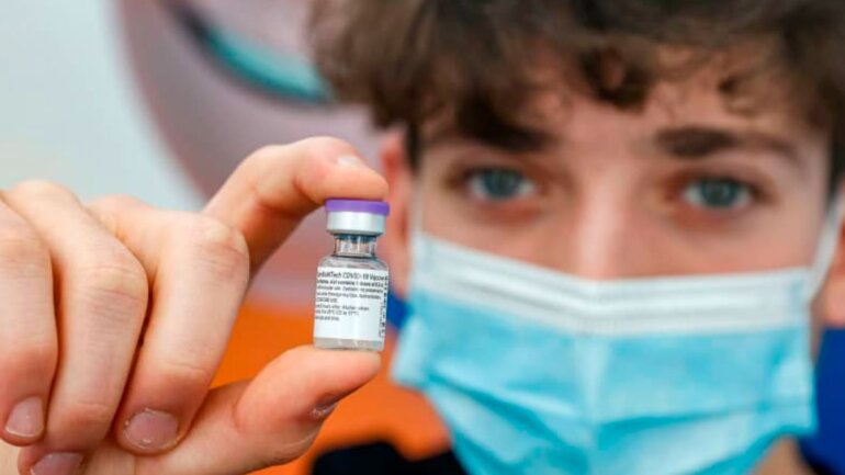 COVID-19: O FDA έδωσε έγκριση στις δόσεις ενίσχυσης του εμβολίου της Pfizer σε άτομα 16-17 ετών